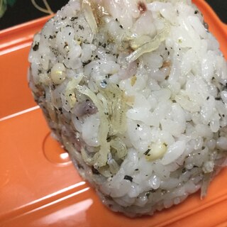 しらすと醤油麹でおにぎり